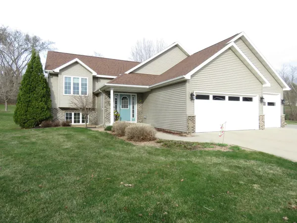 $424,900 | 924 Balsam Court Northeast, Pine Island, MN 55963