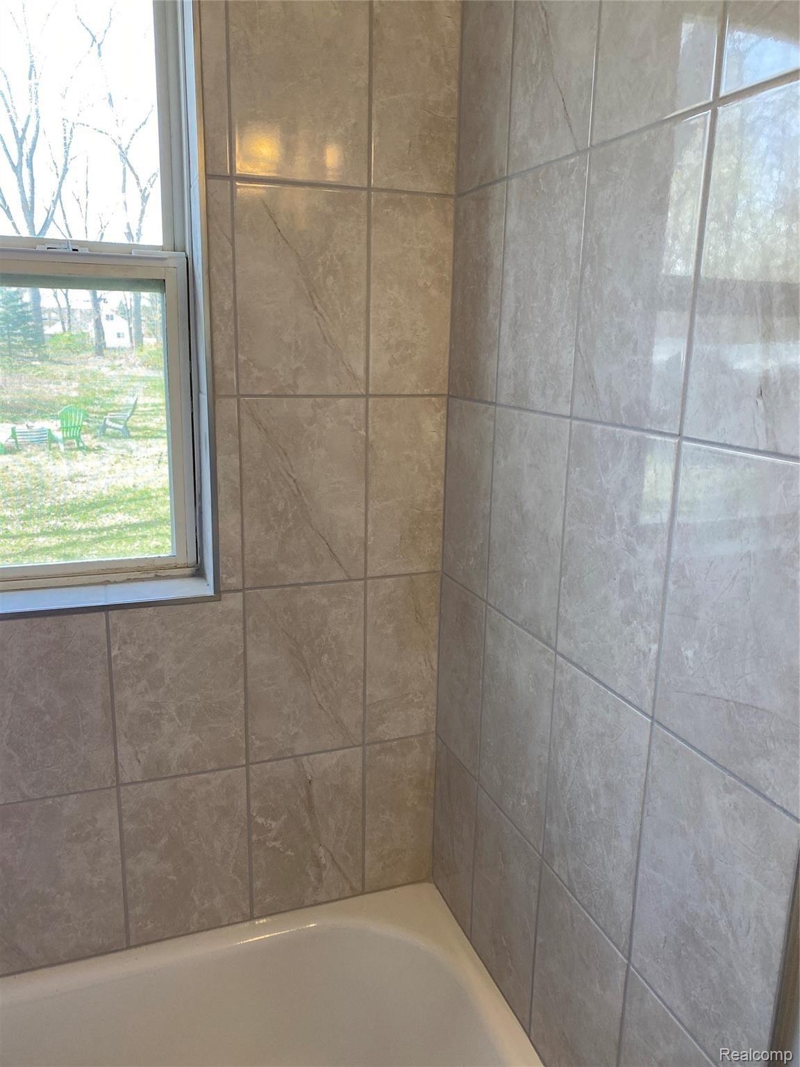 1224 Adams Road Burton, MI 48509 - Photo 7 of 15 IMG_3238.jpg