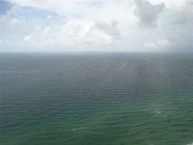 a view of residential room with an ocean