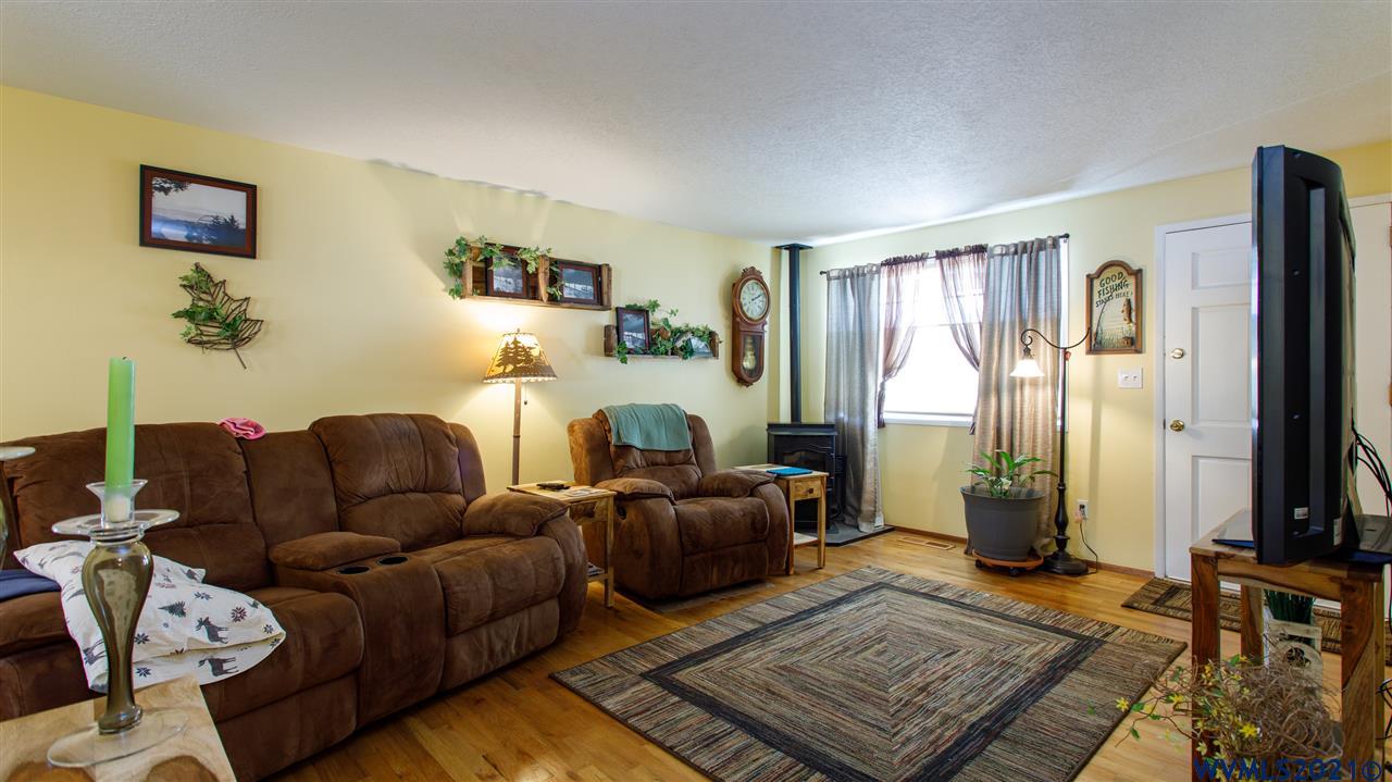 1484 Umpqua Road Woodburn, OR 97071 - Photo 4 of 21 Gallery Image 4