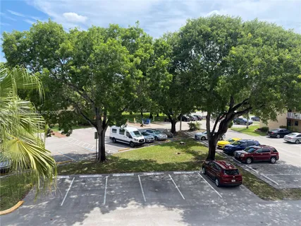 $109,800 | 8861 Sunrise Lakes Boulevard, Unit 311, Sunrise, FL 33322