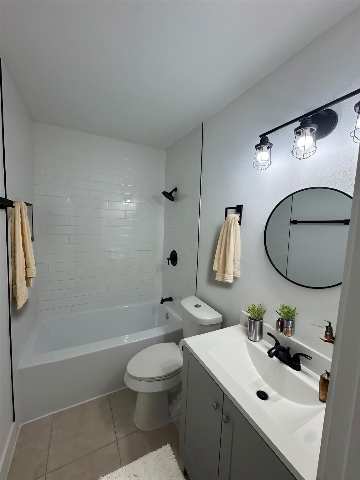 4414 Orange Street Houston, TX 77020 - Photo 19 of 25 Secondary Bathroom