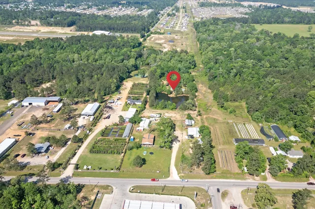 a view of yard and deck