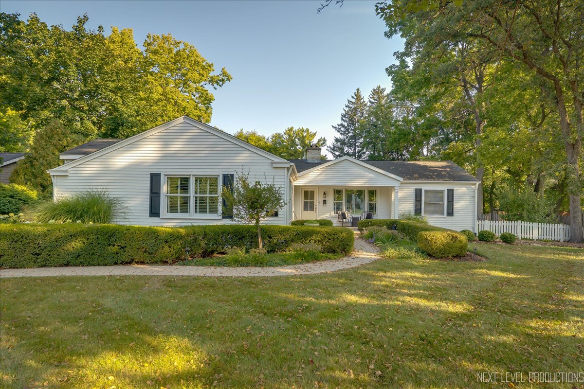629 Peck Road Geneva, IL 60134 - Photo 4 of 38 a front view of a house with garden