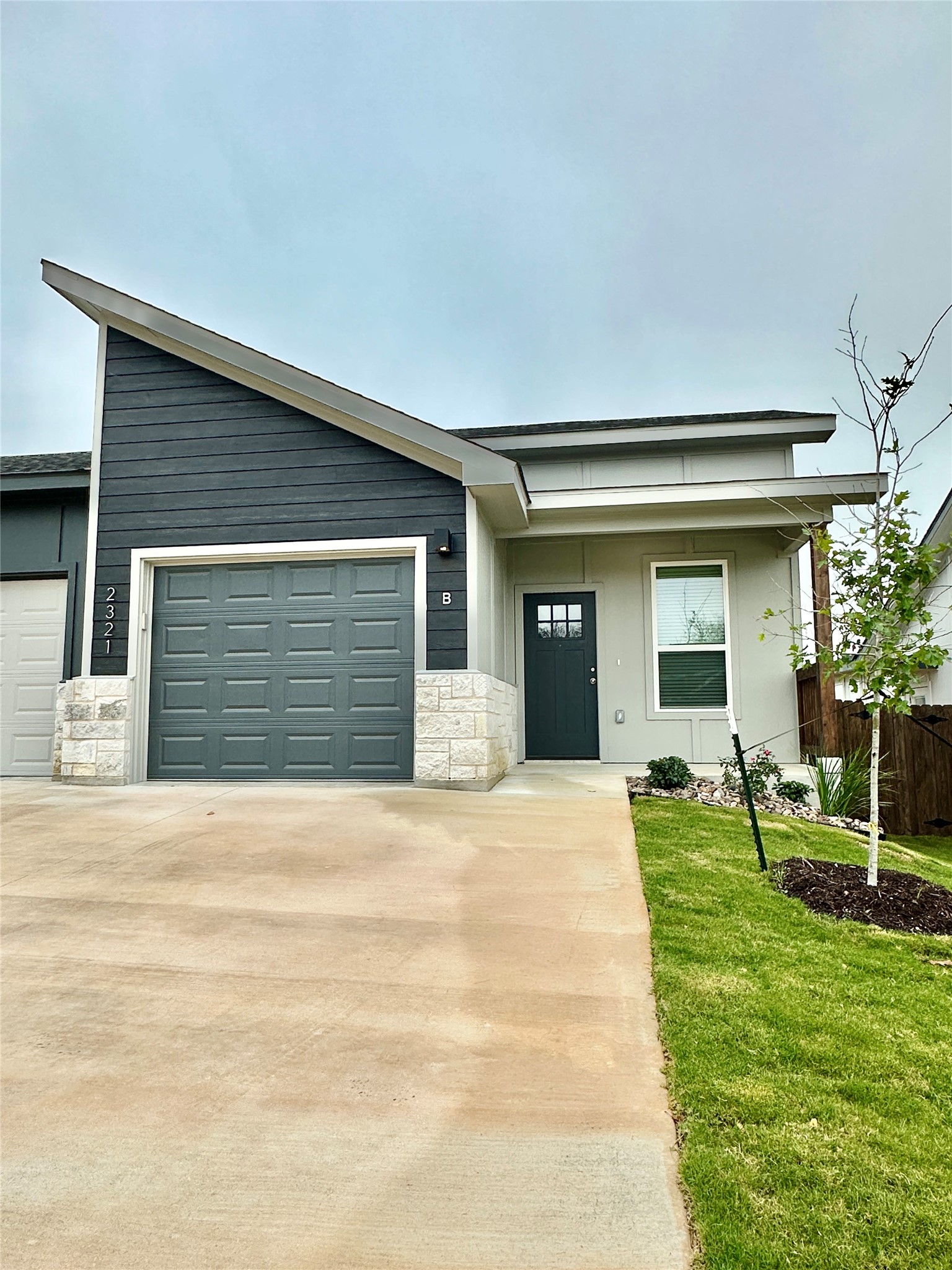2321 Ocean Avenue, Unit B Temple, TX 76501 - Photo 2 of 19 a front view of a house with garden