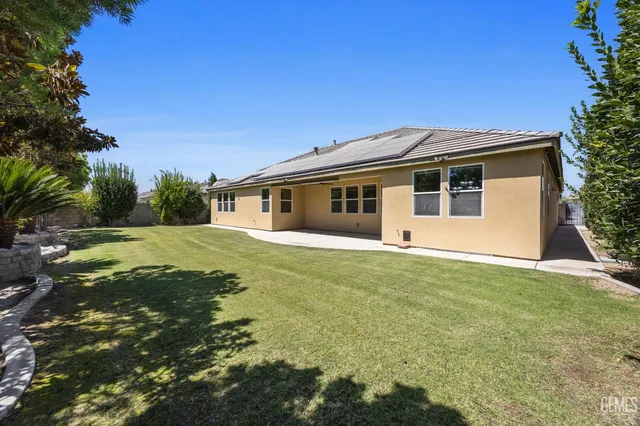 a view of a house with a backyard