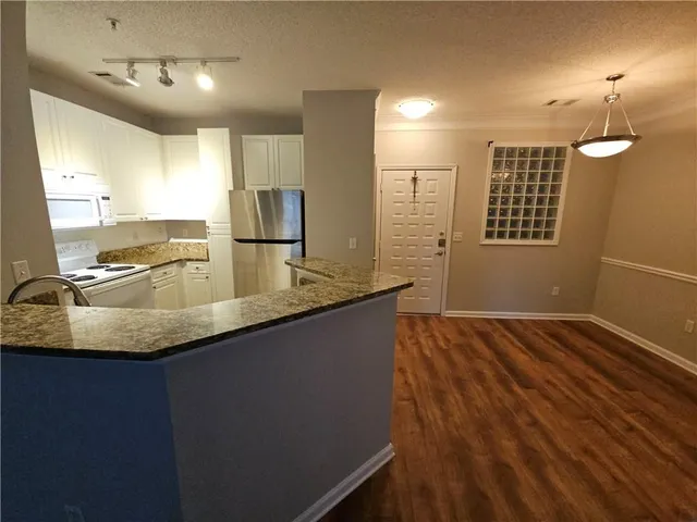 $1,525 | 10 Perimeter Summit Boulevard, Unit 1303, Brookhaven, GA 30319