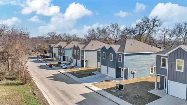 a view of a house with backyard