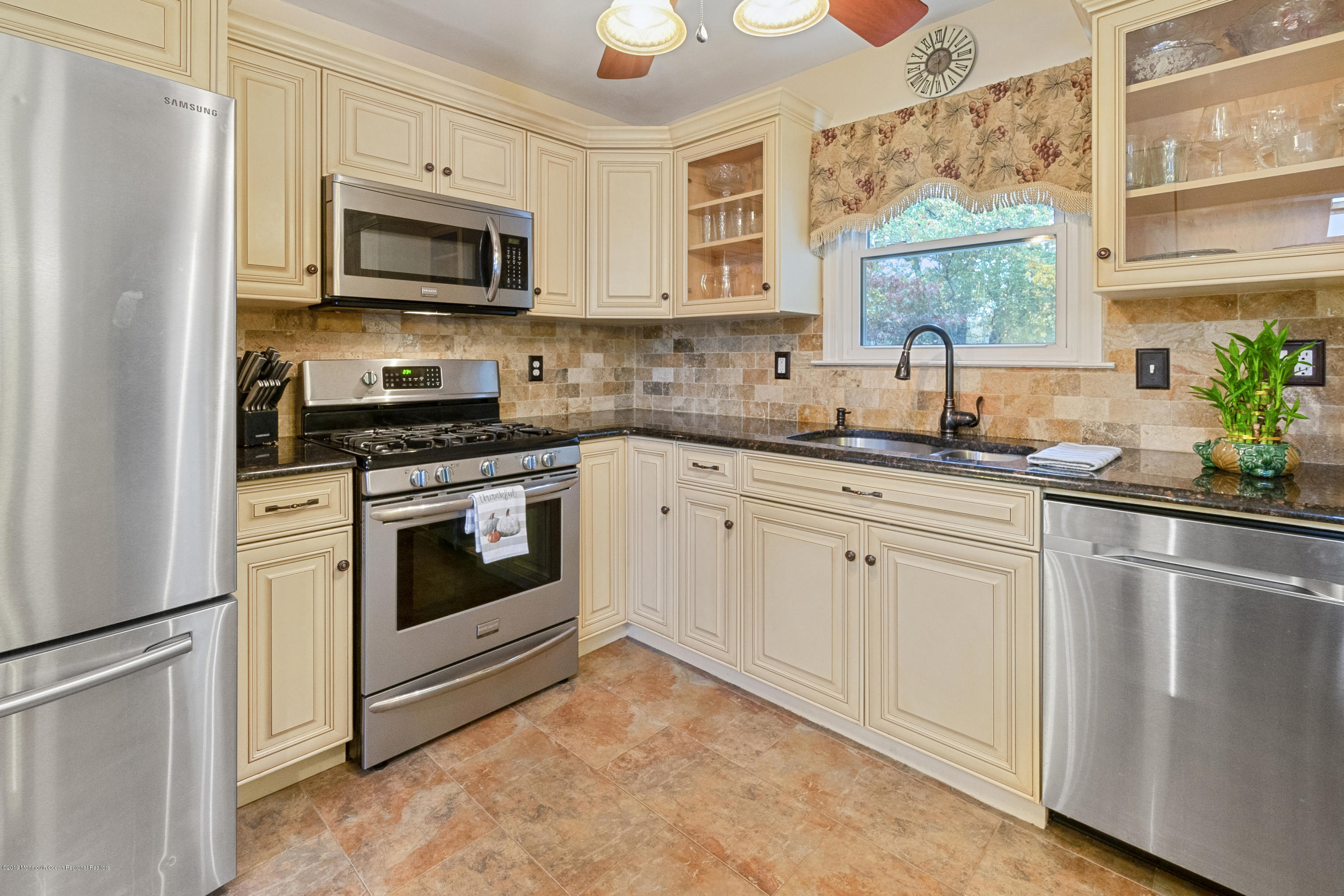 60 Heritage Drive Howell, NJ 07731 - Photo 6 of 34 DSC06365