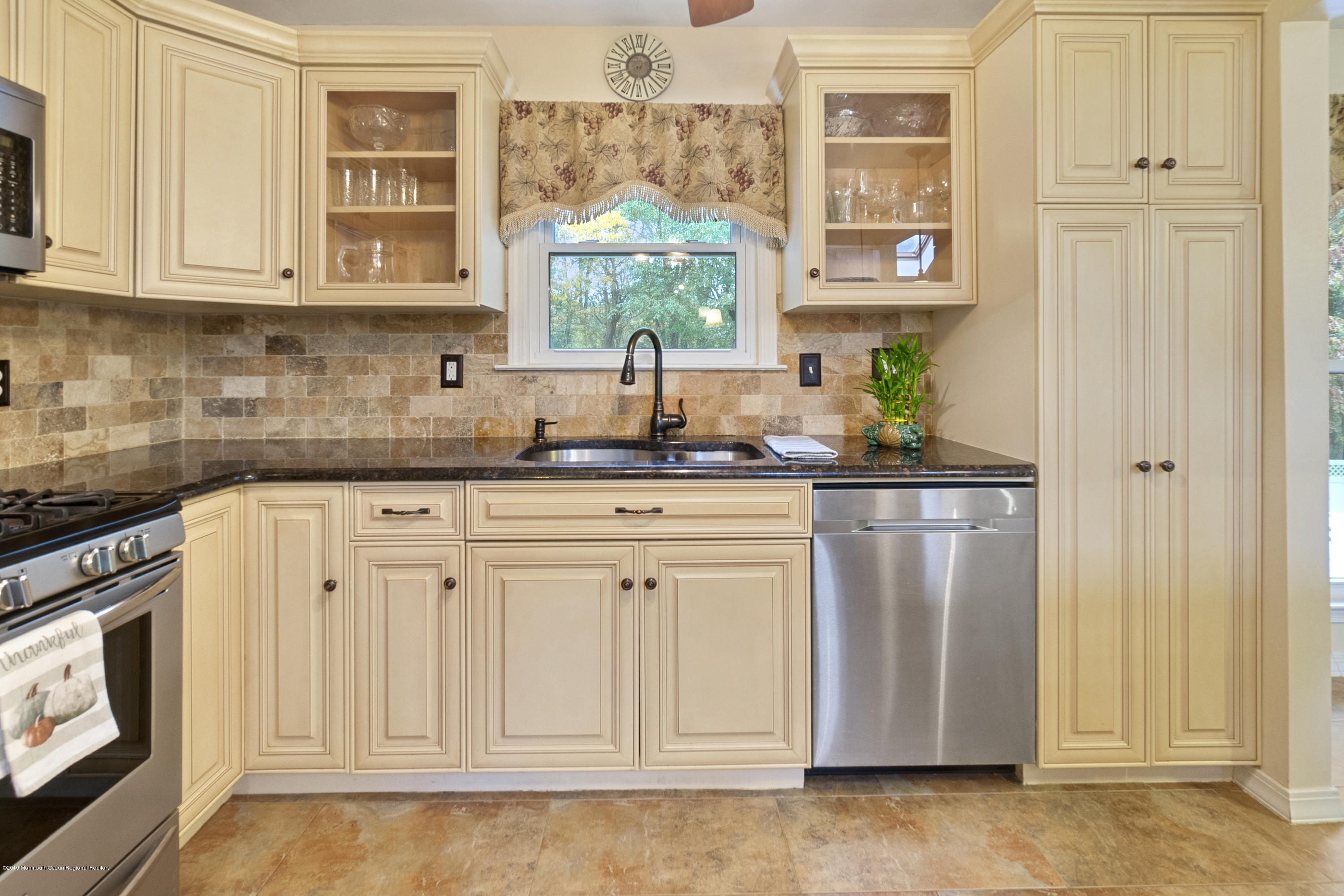 60 Heritage Drive Howell, NJ 07731 - Photo 8 of 34 DSC06382