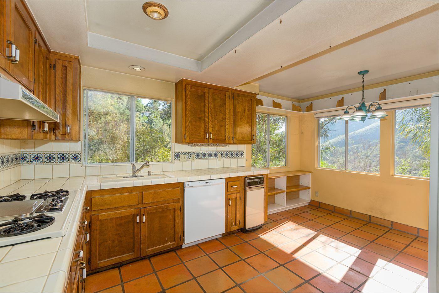 490 Ranchito Vista Road Santa Barbara, CA 93108 - Photo 4 of 26 Kitchen