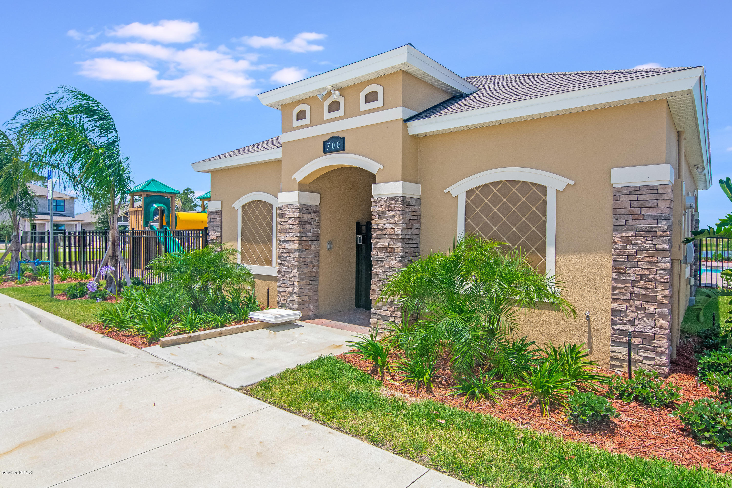 656 Old Country Rd S East Palm Bay, FL 32909 - Photo 25 of 27 DSC_0208