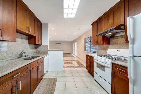 $2,790 | 5315 Zelzah Avenue, Unit 6, Encino, CA 91316