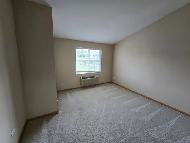 $1,900 | 1531 Silverstone Drive, Unit 1531, Carpentersville, IL 60110