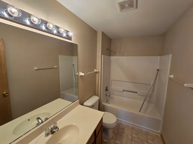 $1,900 | 1531 Silverstone Drive, Unit 1531, Carpentersville, IL 60110