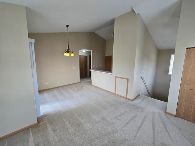 $1,900 | 1531 Silverstone Drive, Unit 1531, Carpentersville, IL 60110