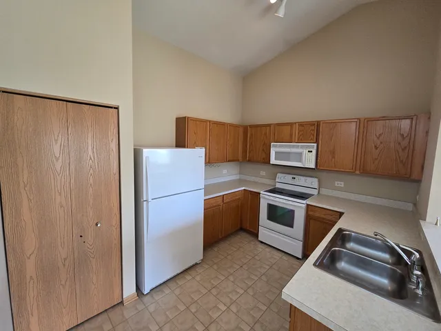 $1,900 | 1531 Silverstone Drive, Unit 1531, Carpentersville, IL 60110