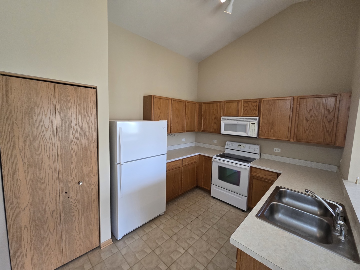 1531 Silverstone Drive, Unit 1531 Carpentersville, IL 60110 - Photo 10 of 14