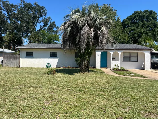a view of a house with a yard