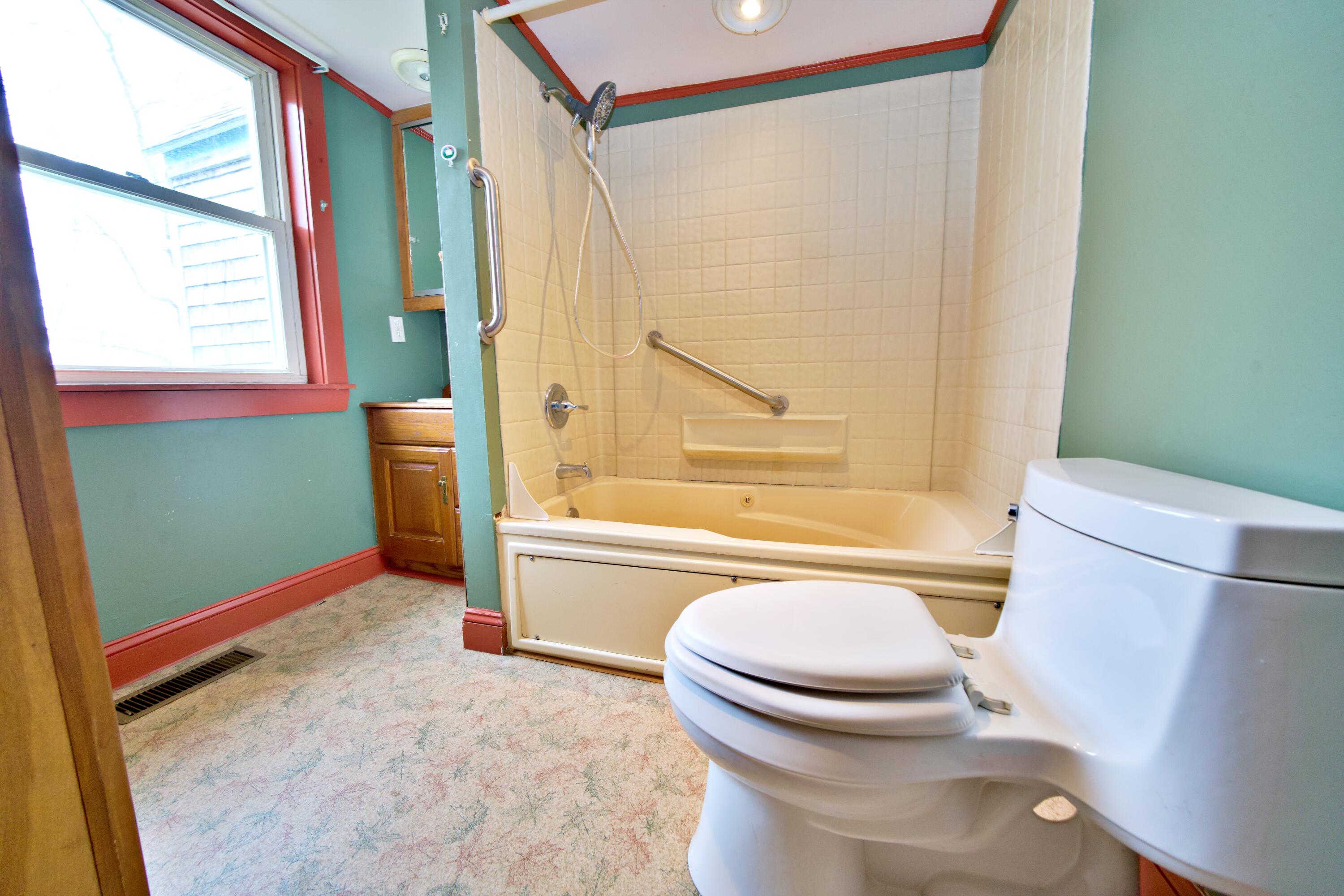 1442 State Street Bangor, ME 04401 - Photo 25 of 29 Bathroom