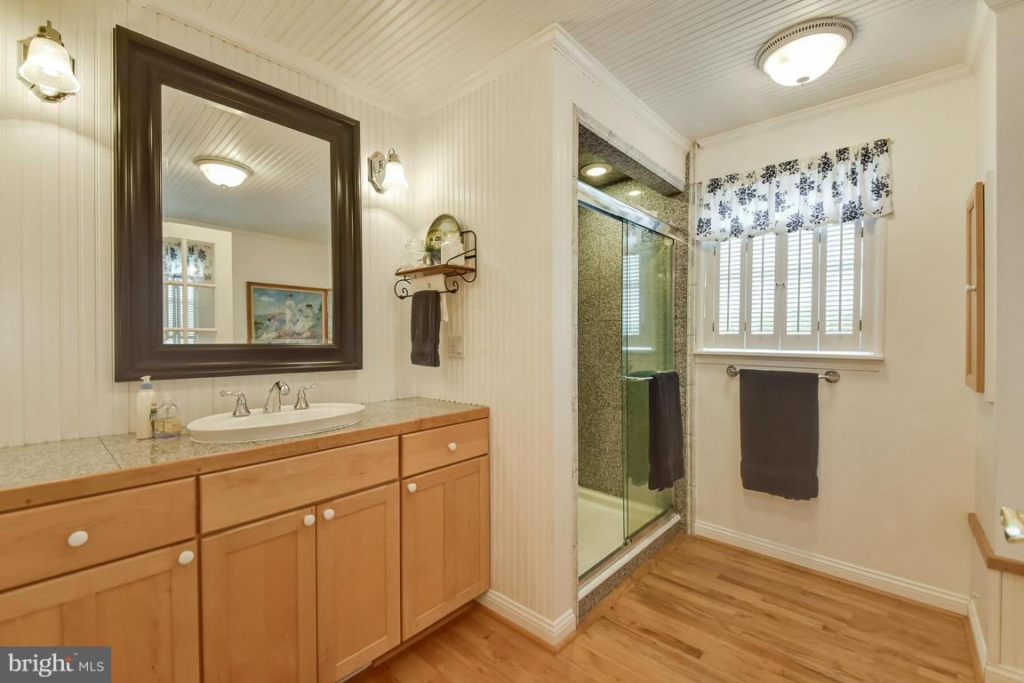 394 Hunters Road Washington, VA 22747 - Photo 14 of 30 Master bath with tile shower