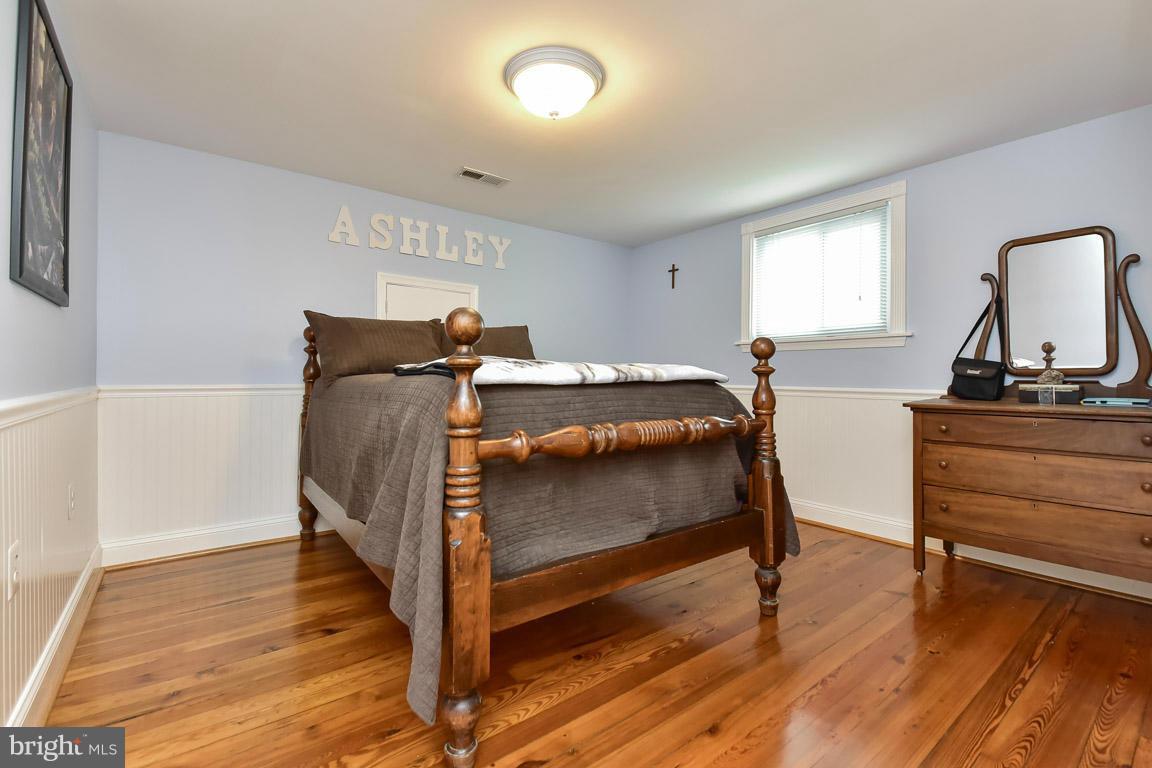 394 Hunters Road Washington, VA 22747 - Photo 16 of 30 Bedroom 2 with large walk-in closet