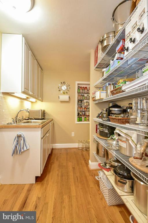 394 Hunters Road Washington, VA 22747 - Photo 6 of 30 Huge butlers pantry