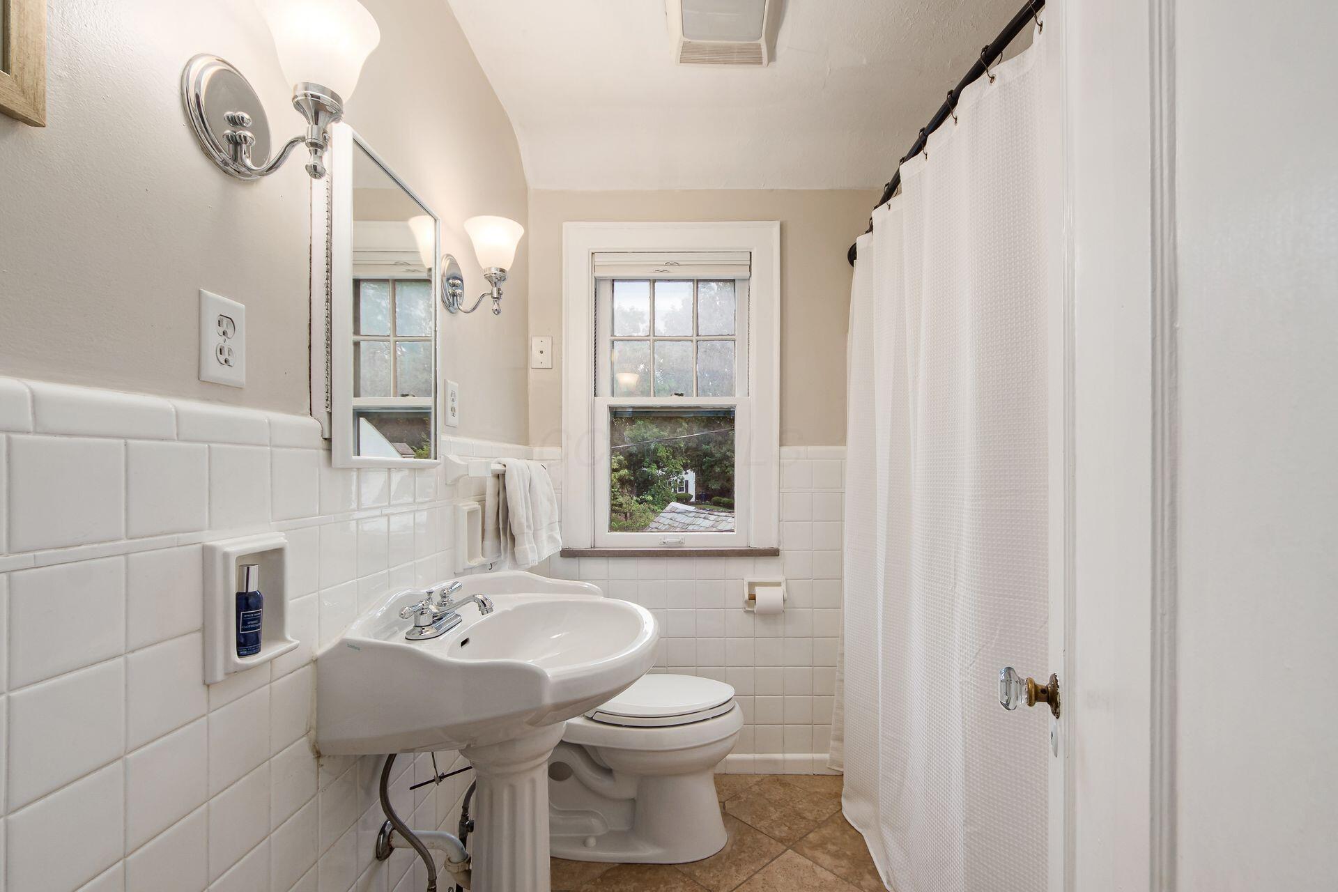 1896 Guilford Road Columbus, OH 43221 - Photo 19 of 42 Bath with Tub/Shower