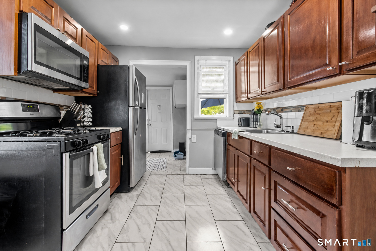 182 Deforest Avenue Bridgeport, CT 06607 - Photo 12 of 28