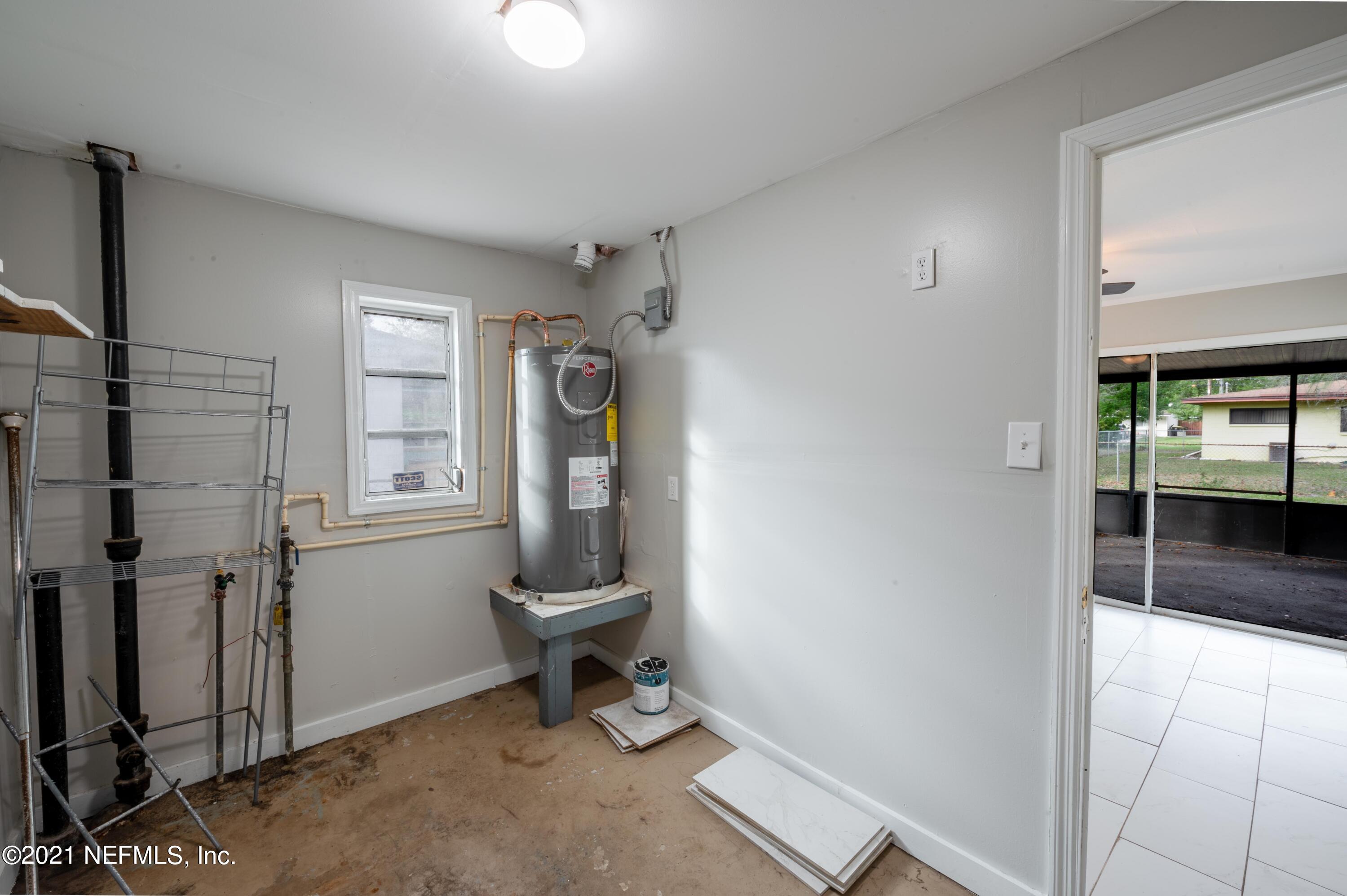 7521 Strato Road Jacksonville, FL 32210 - Photo 23 of 40 a view of a room with gym equipment