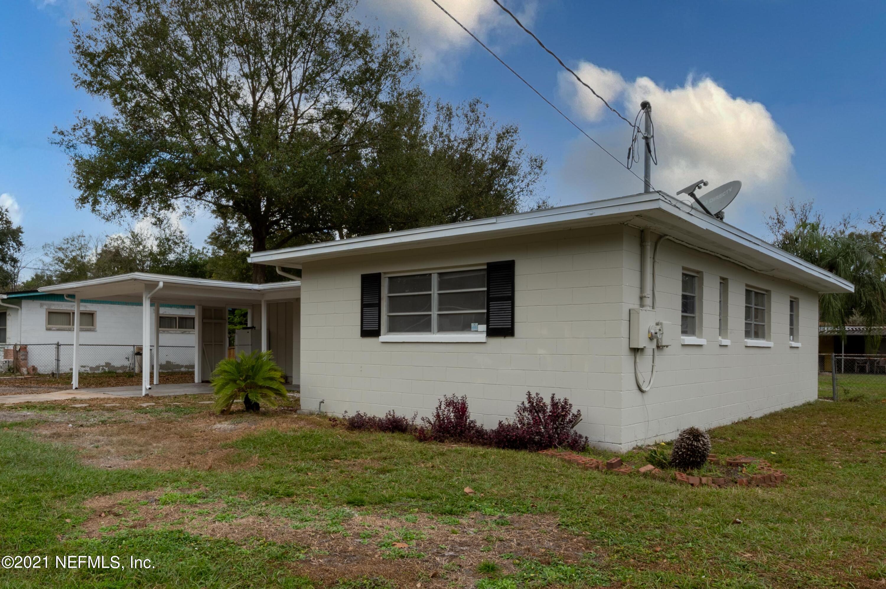 7521 Strato Road Jacksonville, FL 32210 - Photo 25 of 40 a backyard of a house with table and chairs