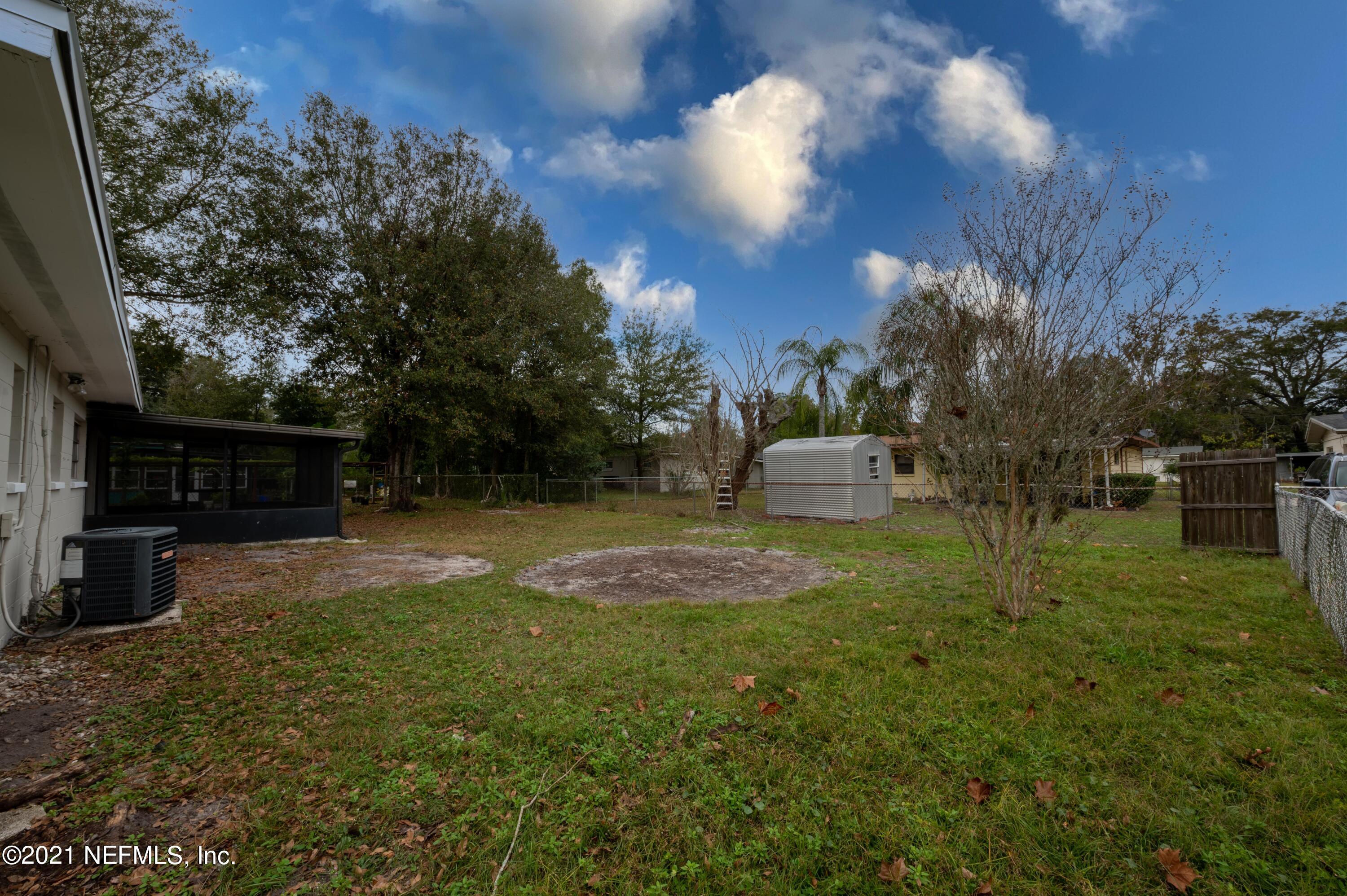 7521 Strato Road Jacksonville, FL 32210 - Photo 27 of 40 a backyard of a house with lots of green space