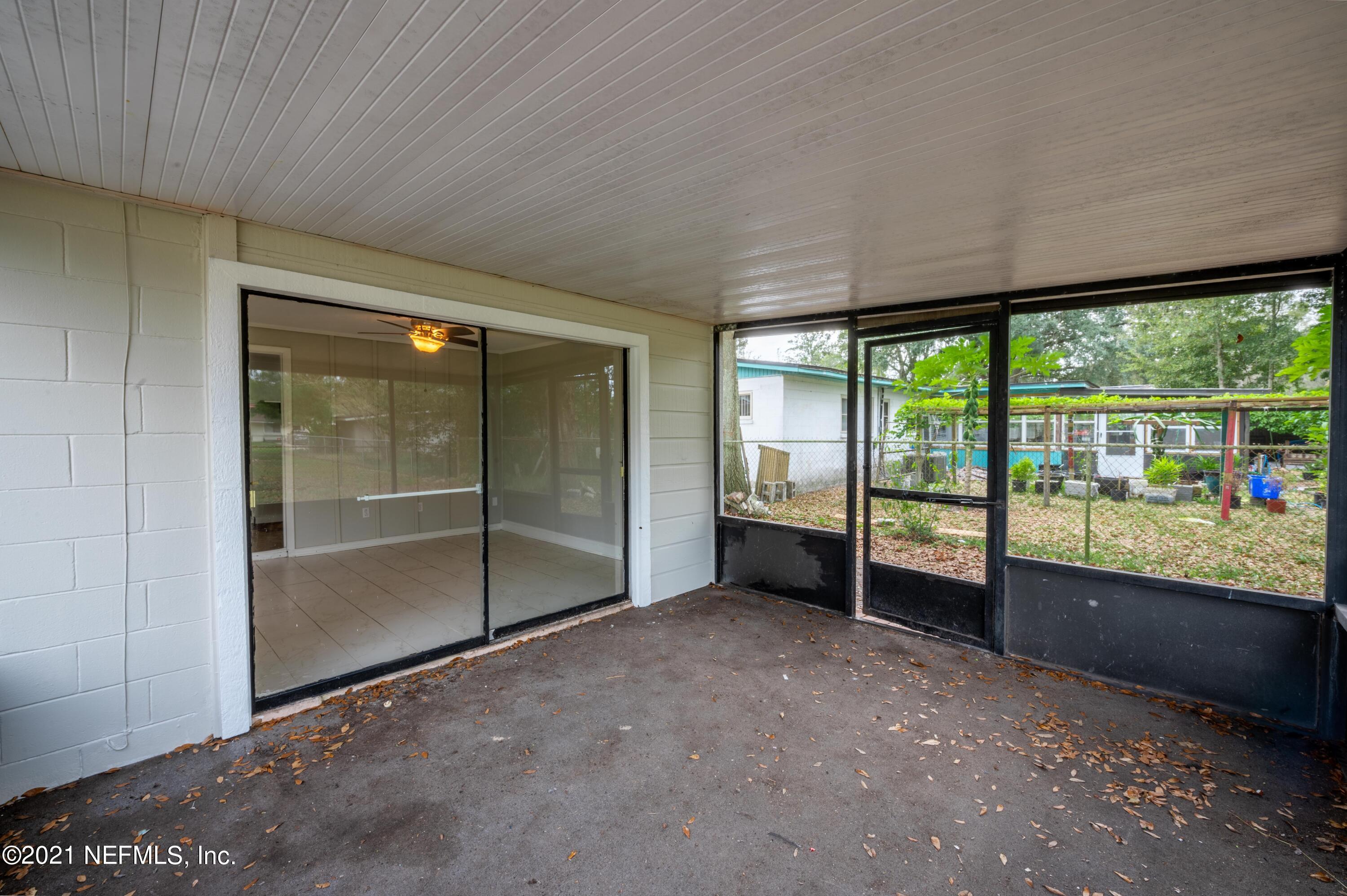 7521 Strato Road Jacksonville, FL 32210 - Photo 33 of 40 an empty room with sliding door and mountain view