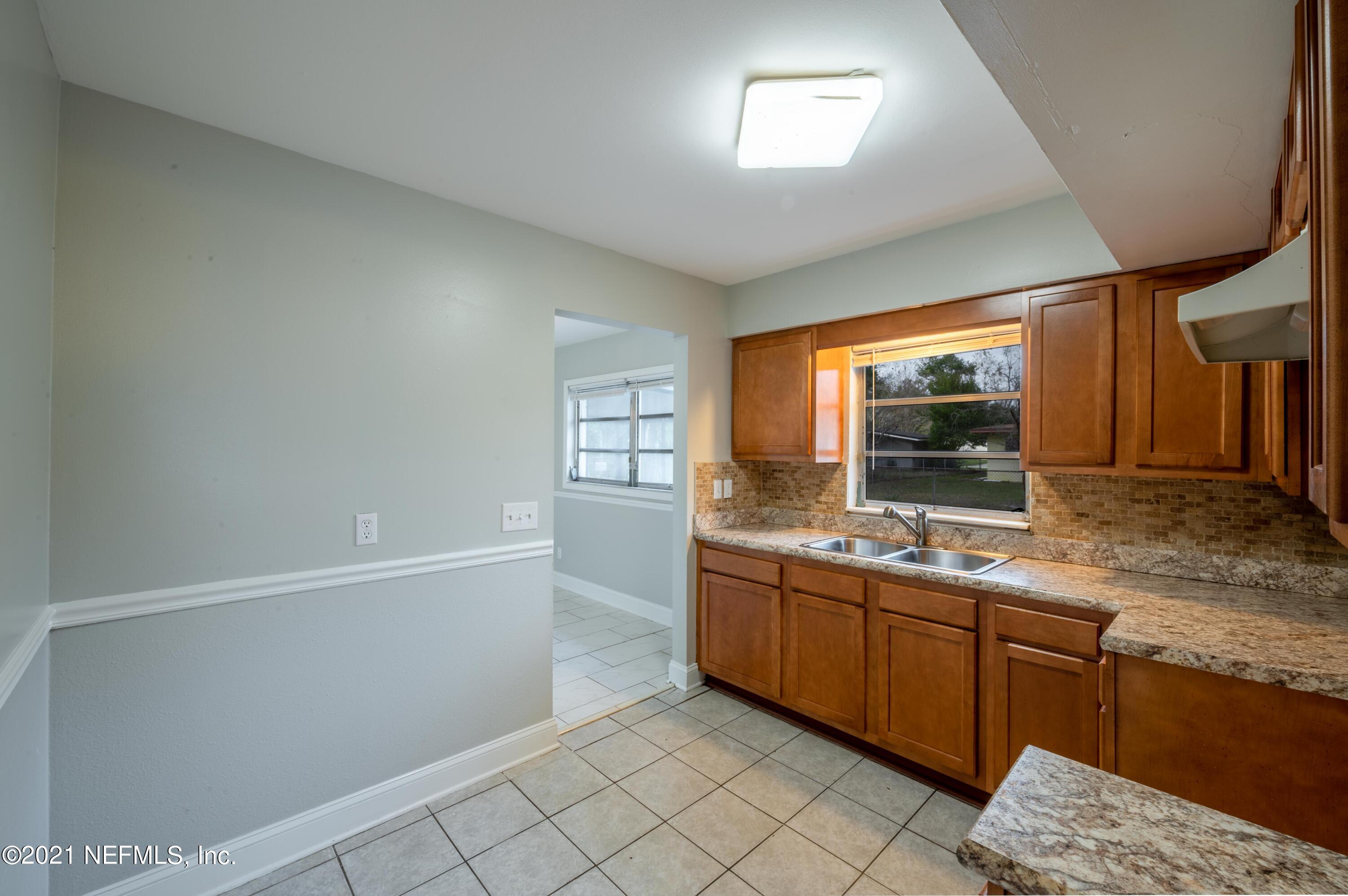 7521 Strato Road Jacksonville, FL 32210 - Photo 5 of 40 a kitchen with a sink and cabinets