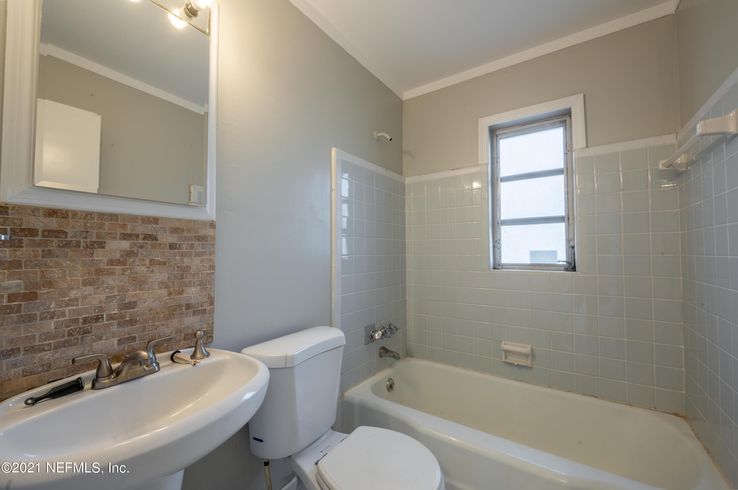 7521 Strato Road Jacksonville, FL 32210 - Photo 8 of 40 a bathroom with a sink toilet and bathtub
