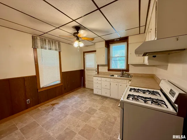 $179,900 | 1211 West Lawrence Avenue, Springfield, IL 62704