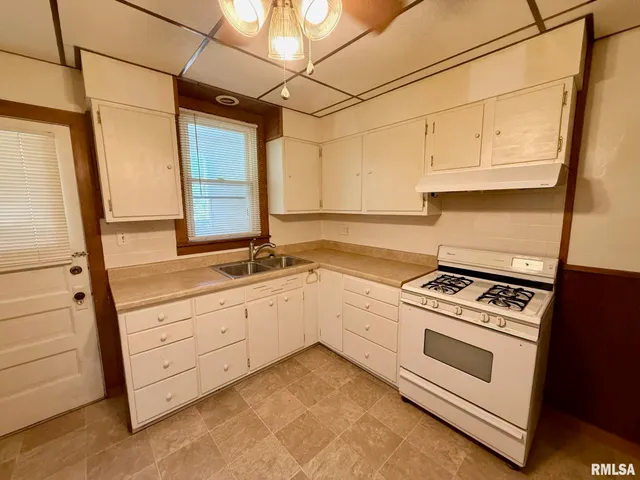 $179,900 | 1211 West Lawrence Avenue, Springfield, IL 62704