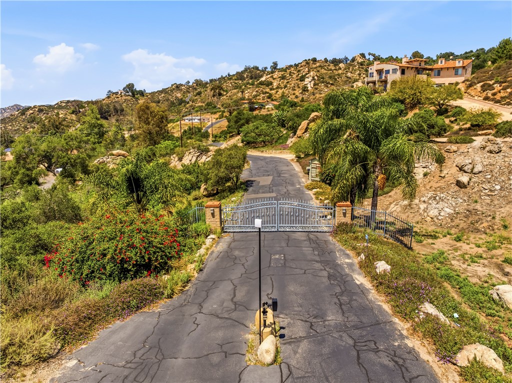 1485 Vía Ladera Fallbrook, CA 92028 - Photo 43 of 43 a view of a pathway both side of building