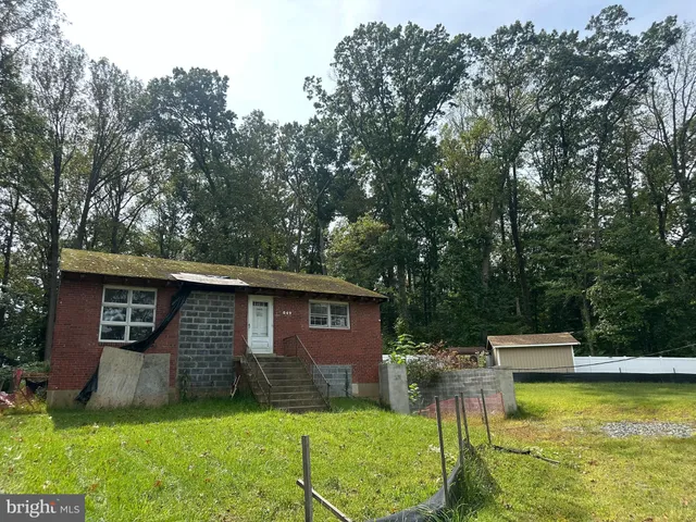 a view of a house with backyard