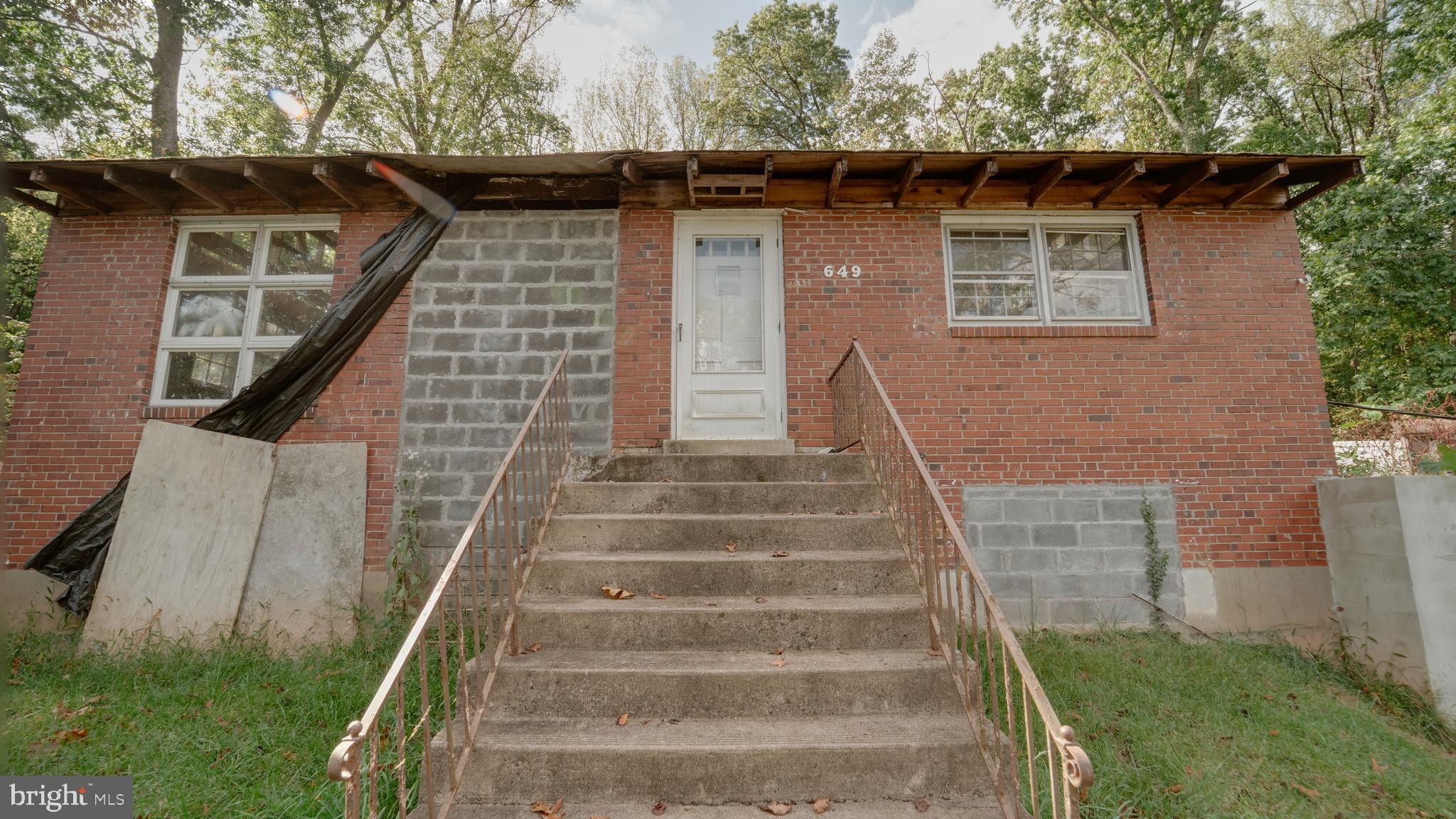 6649 Kerns Road Falls Church, VA 22042 - Photo 16 of 38 a view of a yard with large trees