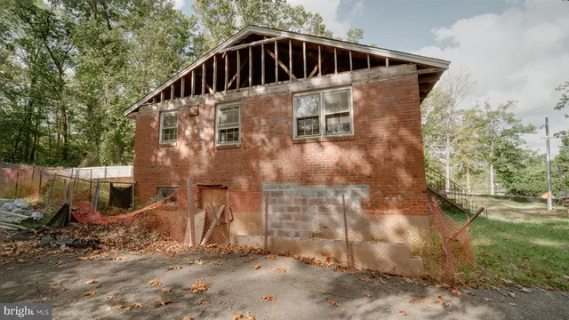 a view of a house with backyard