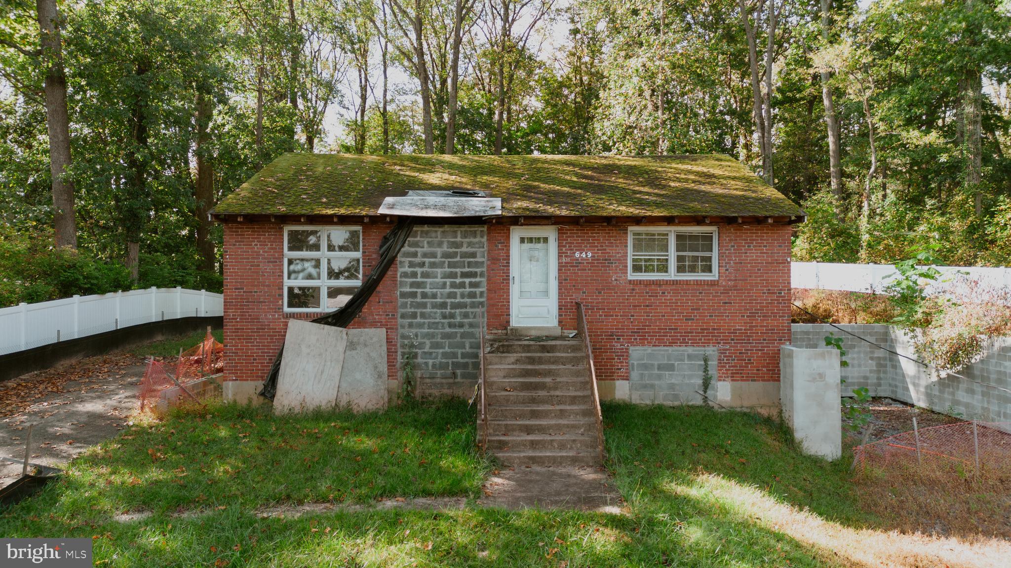 6649 Kerns Road Falls Church, VA 22042 - Photo 38 of 38 a backyard of a house with lots of green space