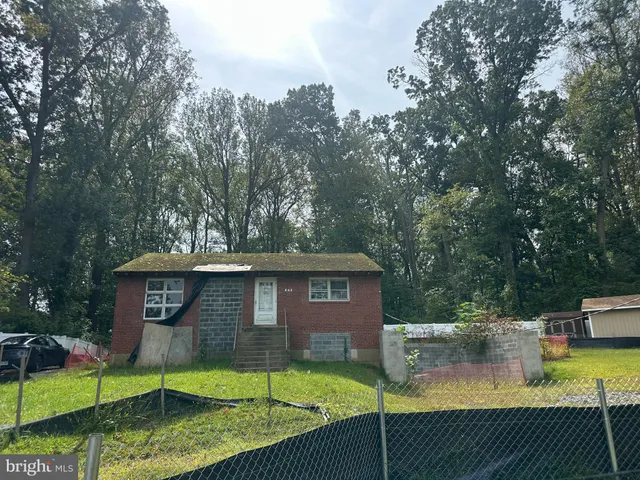 a view of a house with backyard