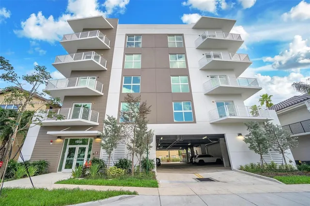 $3,300 | 1938 Jackson Street, Unit 502, Hollywood, FL 33020