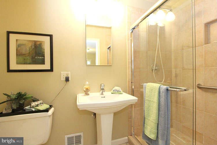 7908 Greentree Road Bethesda, MD 20817 - Photo 18 of 28 Bath (Master)