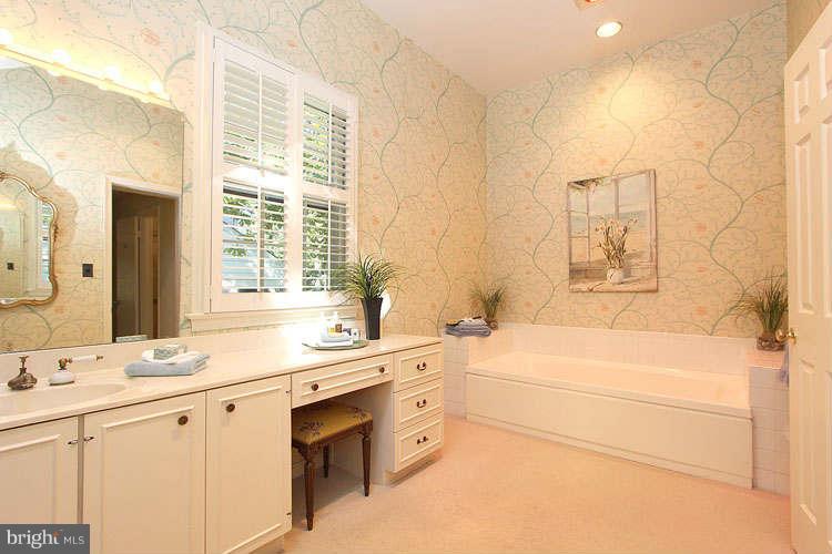 7908 Greentree Road Bethesda, MD 20817 - Photo 20 of 28 Bath (Master)