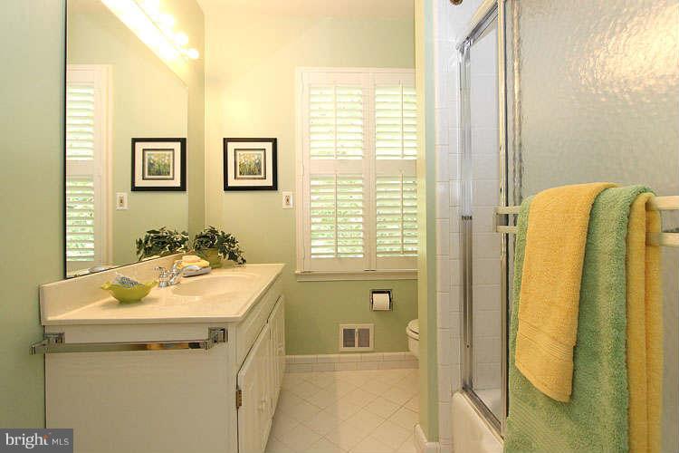 7908 Greentree Road Bethesda, MD 20817 - Photo 26 of 28 Bath