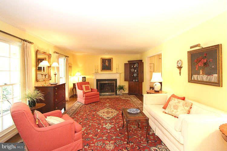 7908 Greentree Road Bethesda, MD 20817 - Photo 5 of 28 Living Room