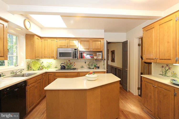7908 Greentree Road Bethesda, MD 20817 - Photo 9 of 28 Kitchen