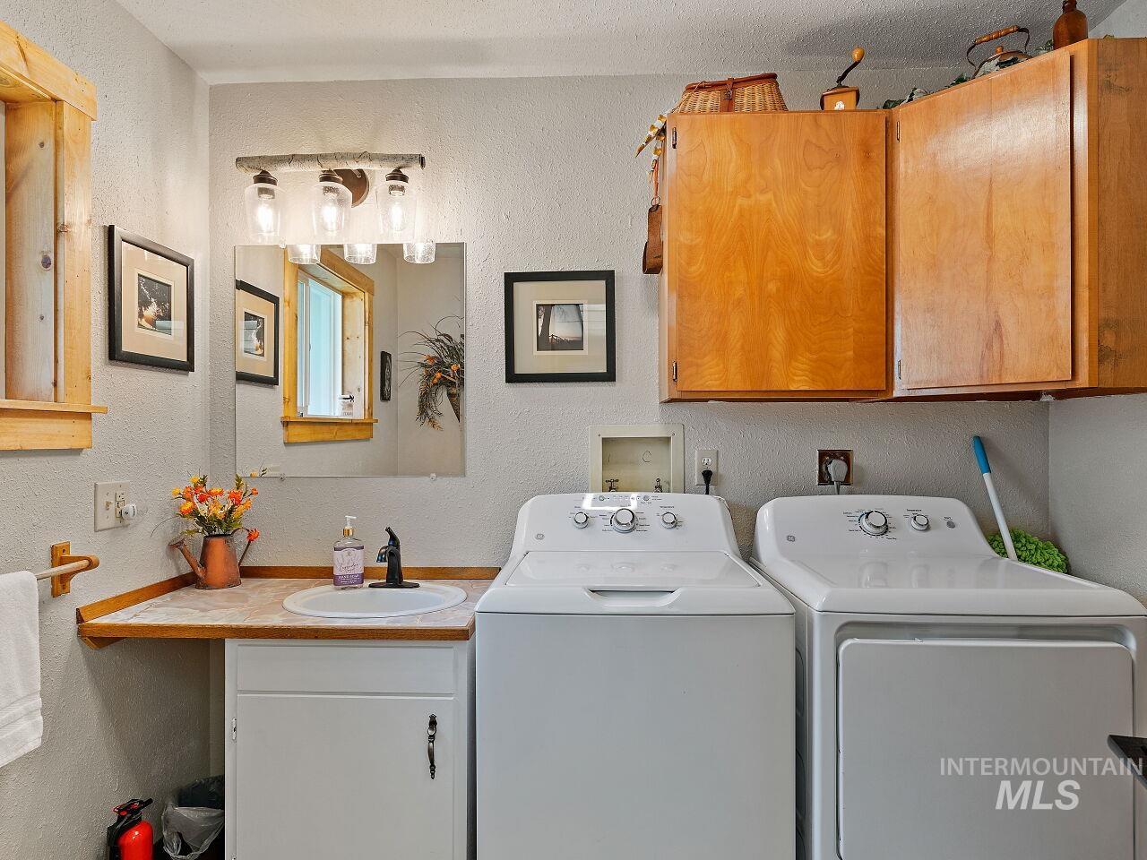 7438 Highway 95 Riggins, ID 83549 - Photo 29 of 36 Laundry room featuring a textured wall and washing machine and clothes dryer